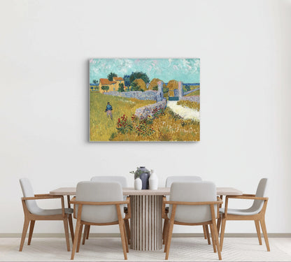 Schilderij “Boerderij in de Provence” van Van Gogh boven eettafel met houten stoelen in lichte ruimte
