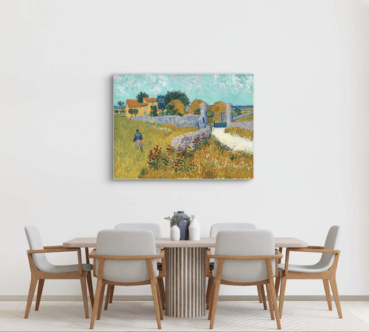 Schilderij “Boerderij in de Provence” van Van Gogh boven eettafel met houten stoelen in lichte ruimte
