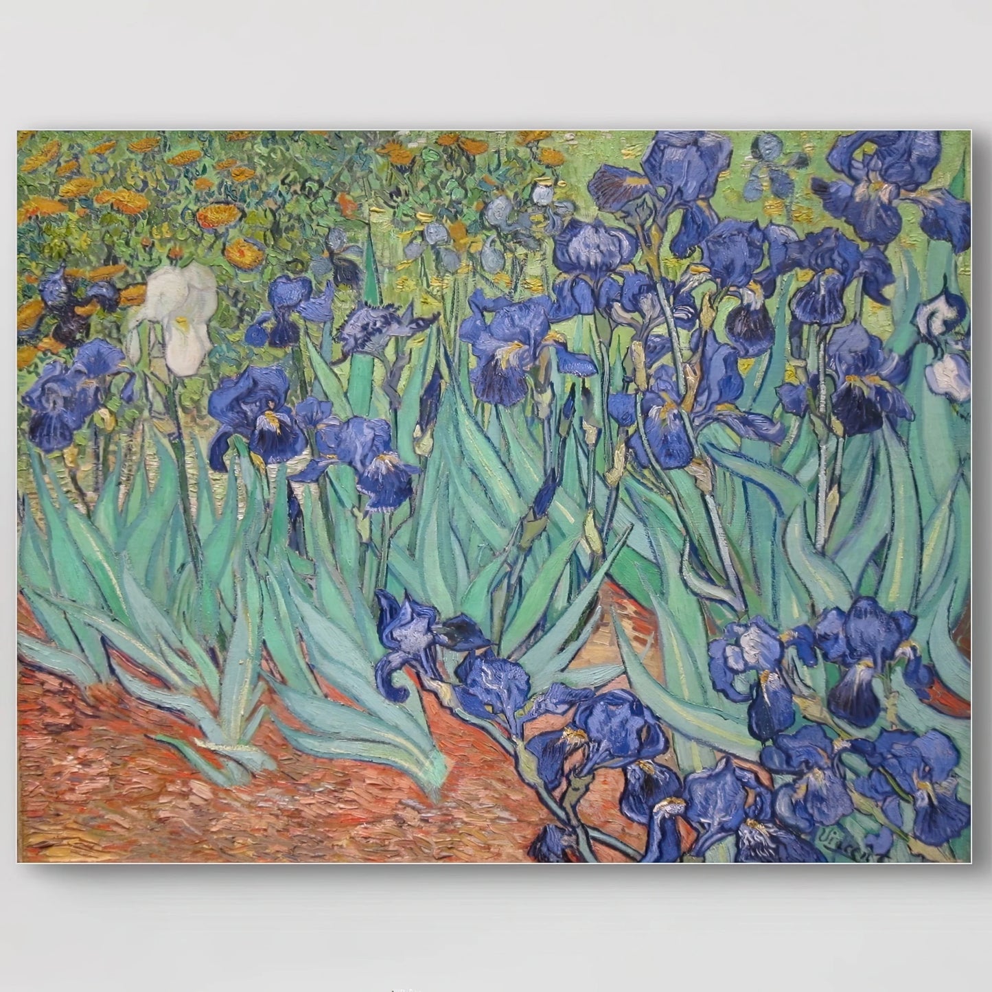 Detail van Van Goghs “Irissen” met paarse bloemen, groene bladeren en aardse ondergrond
