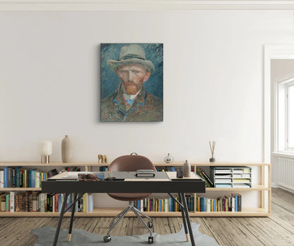 Schilderij “Zelfportret met grijze vilthoed” van Van Gogh boven bureau in modern interieur met boekenkast
