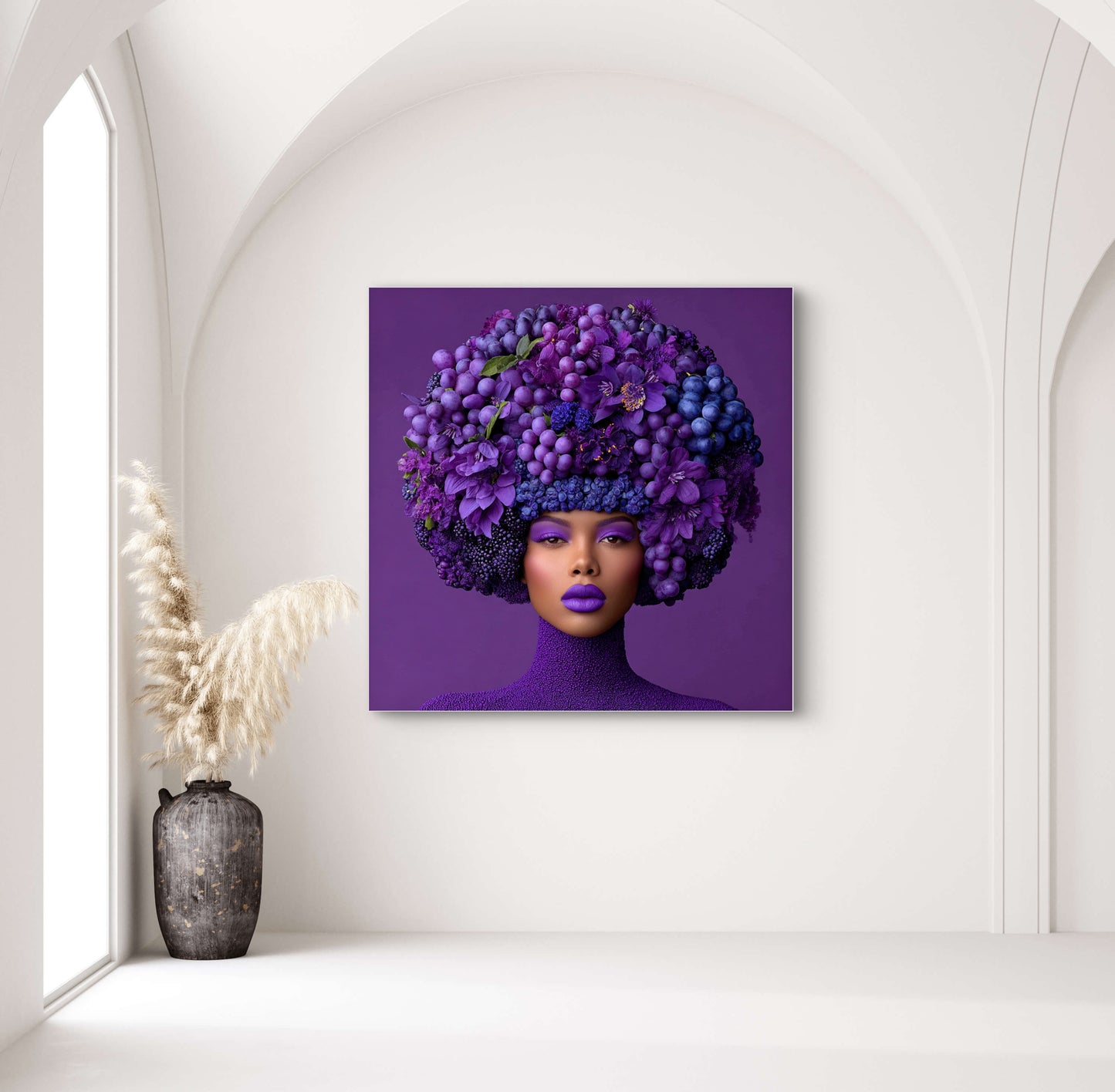 Violetta wandkunst in licht interieur met paarse accenten en natuurlijke elegantie
