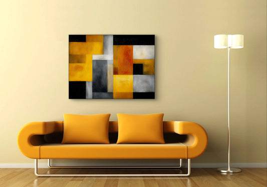 Abstract kunstwerk in goud, zwart en grijs tonen boven gele bank in modern interieur
