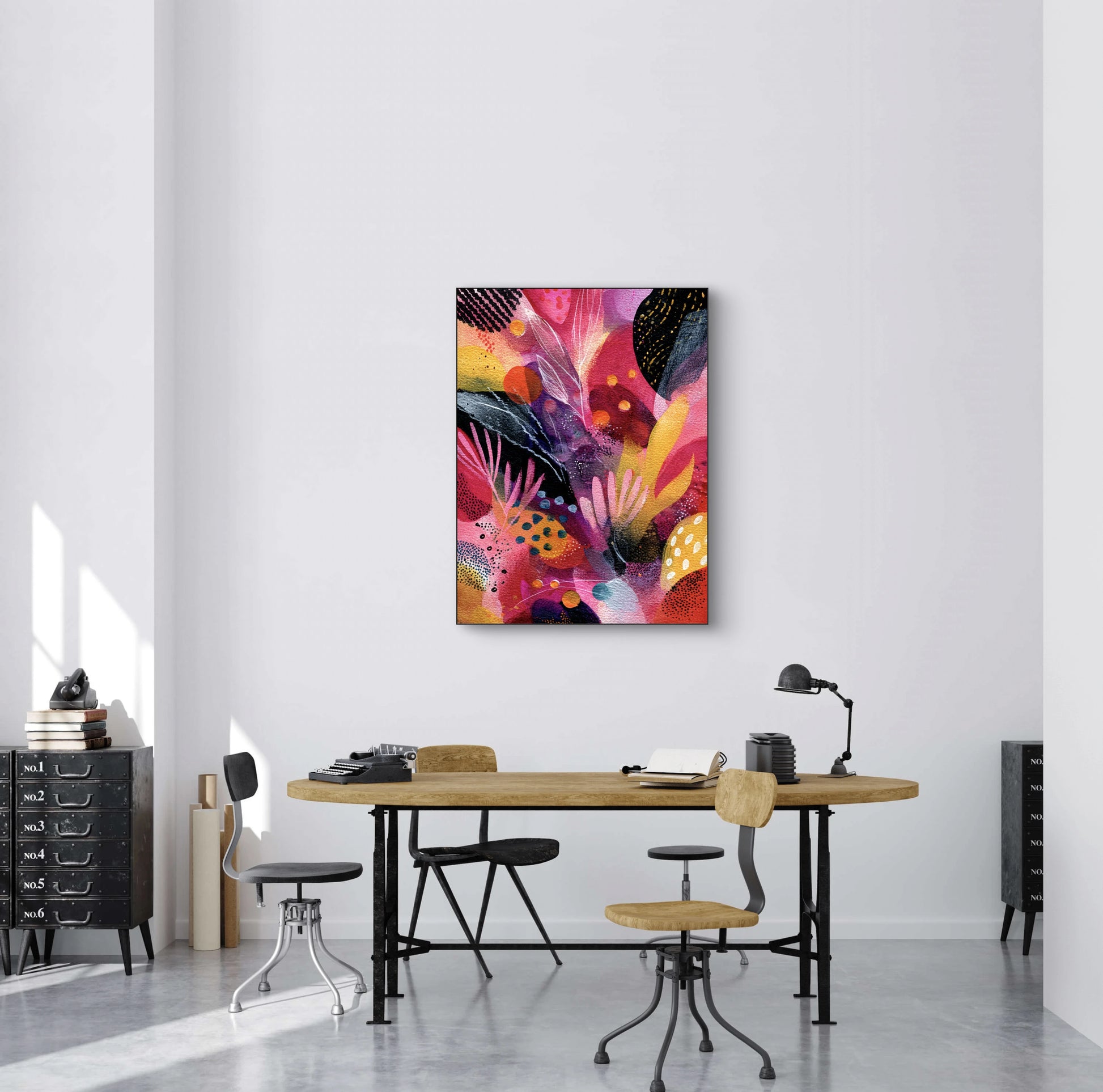 Abstract kunstwerk Vlam van Verbeelding met felle kleuren boven een moderne werktafel
