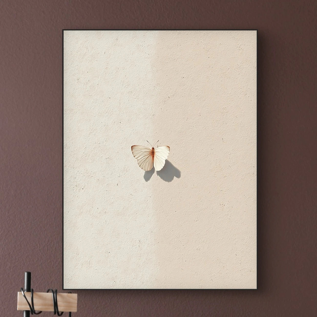 Detail van het kunstwerk Vlinderschaduw met witte vlinder en zachte beige achtergrond.