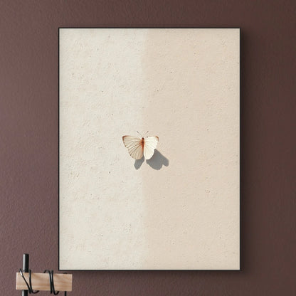 Detail van het kunstwerk Vlinderschaduw met witte vlinder en zachte beige achtergrond.