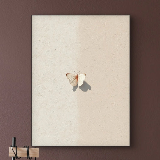 Detail van het kunstwerk Vlinderschaduw met witte vlinder en zachte beige achtergrond.