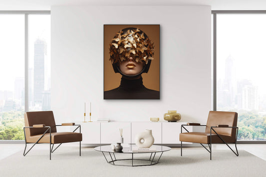 Kunstwerk Vlinderscherm boven moderne zithoek met beige stoelen en glazen tafel
