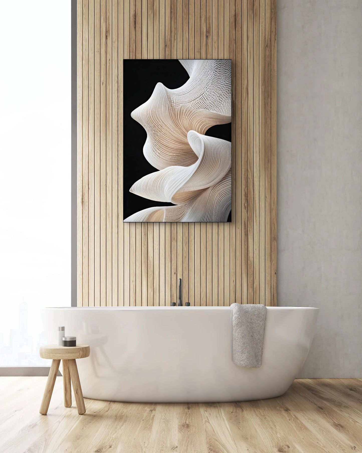 Abstract kunstwerk in beige en wit boven vrijstaand bad met houten wandbekleding
