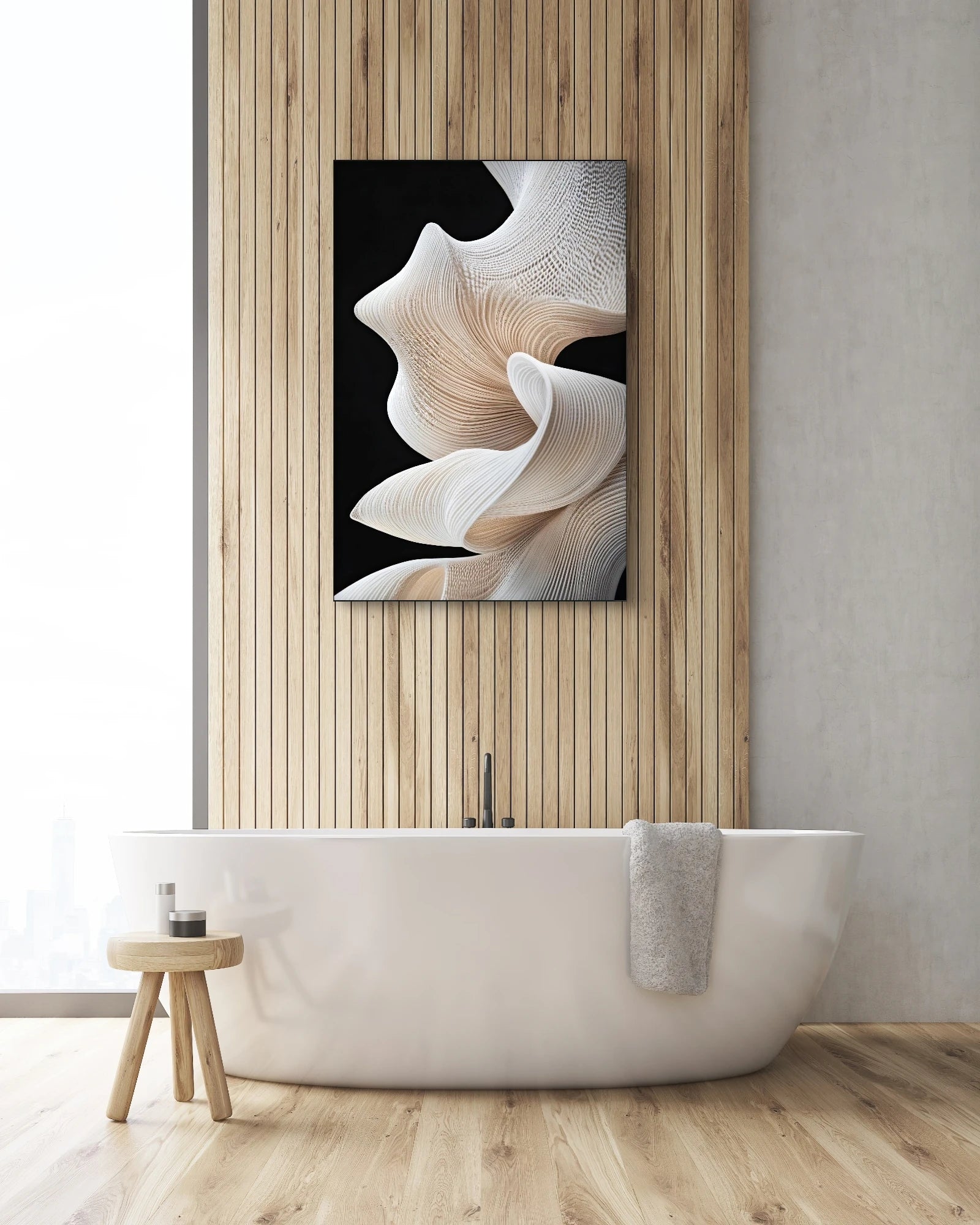 Abstract kunstwerk in beige en wit boven vrijstaand bad met houten wandbekleding
