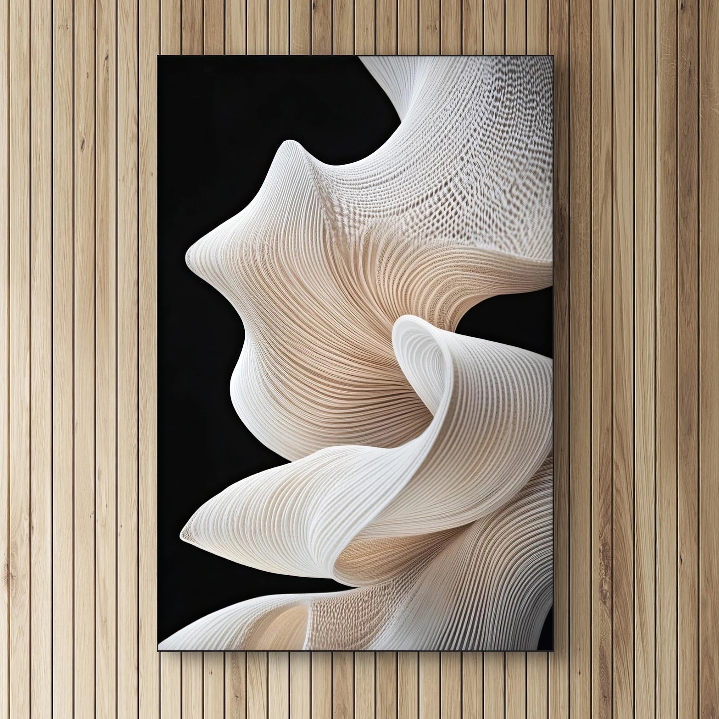 Detail van zachte golvende lijnen in beige en wit tegen zwarte achtergrond
