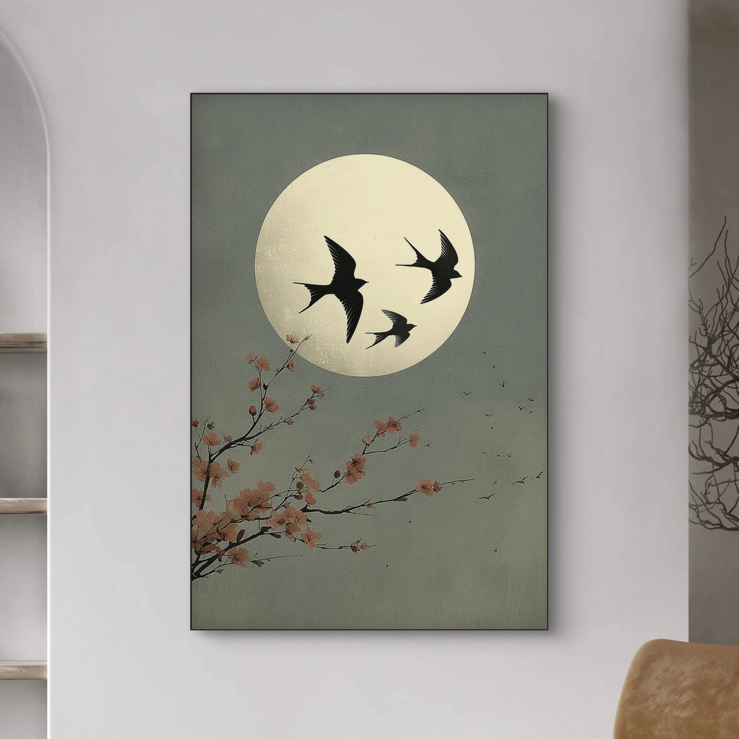 Detail van kunstwerk met drie zwaluwen voor een volle maan en bloesemtakken
