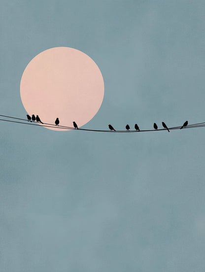 Volledige weergave van wandkunst “Voor de zon zingt” met silhouetten van vogels voor een ronde roze zon op blauwgrijze achtergrond
