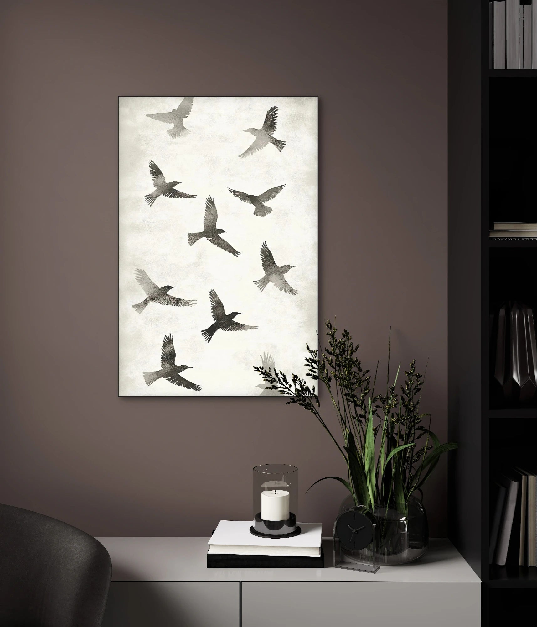 Textielkunstwerk met vogels in vlucht in zwart-wit, hangend in een modern interieur met donkere muren en witte kast
