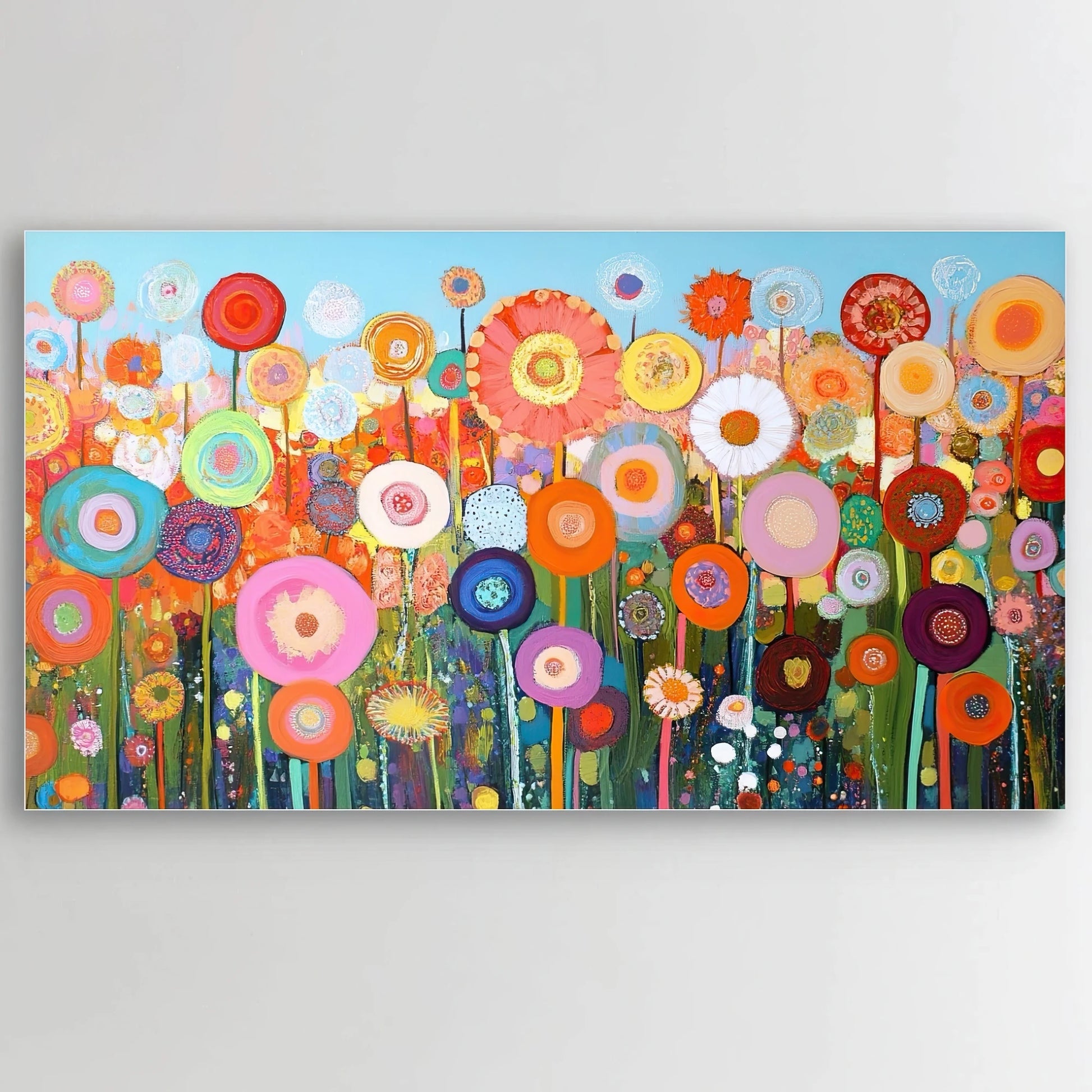 Detail van abstracte bloemen in felle kleuren tegen een blauwe achtergrond
