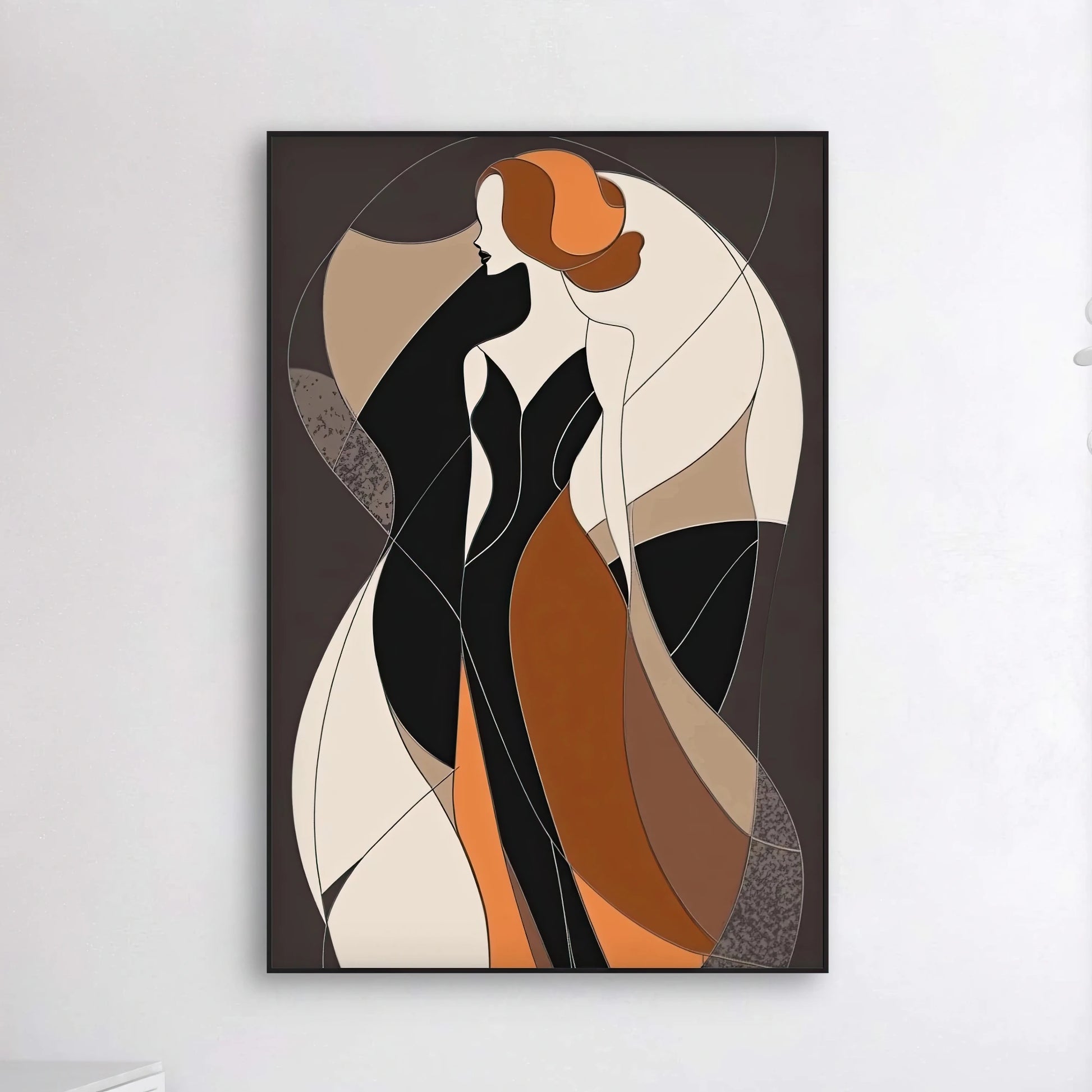 Detail van gestileerde vrouw in zwart, beige, bruin en oranje lijnen tegen donkere achtergrond
