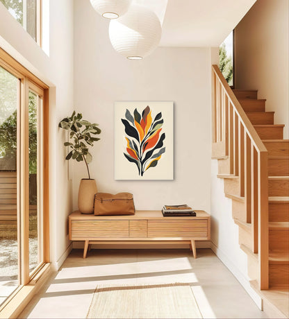 Bladvormige kunst in warme kleuren in lichte hal met houten trap en zonlicht
