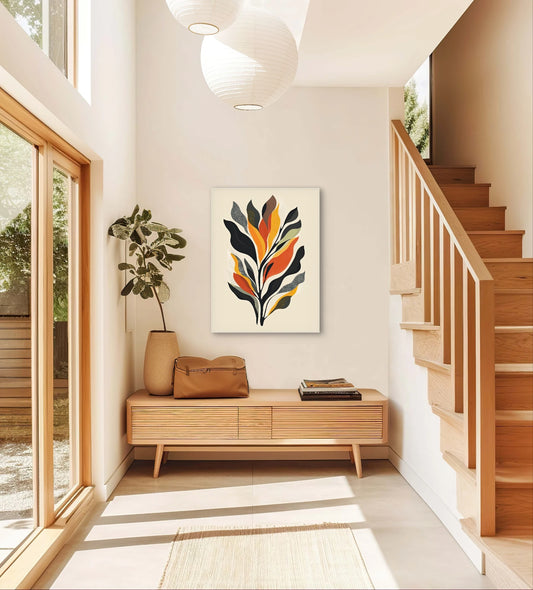Bladvormige kunst in warme kleuren in lichte hal met houten trap en zonlicht
