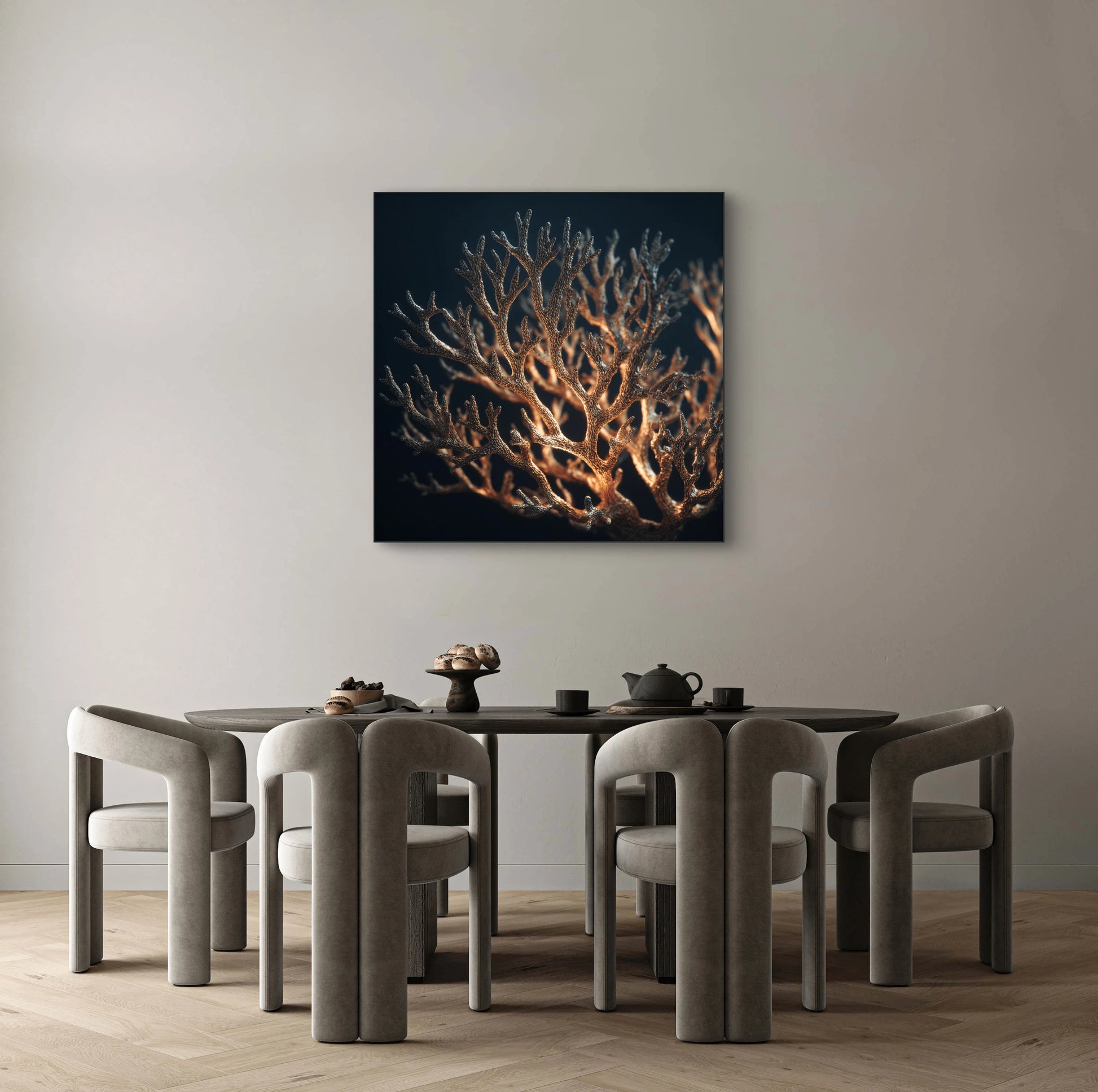 Kunstwerk met gloeiende koraalstructuur in donkere eetkamer met ronde stoelen  
