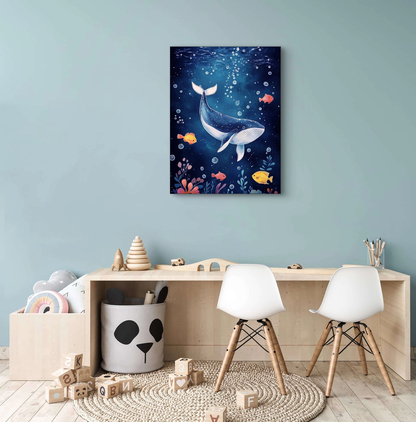 Kinderkamer met kunstwerk van walvis onder water tussen kleurrijke vissen en koraal  
