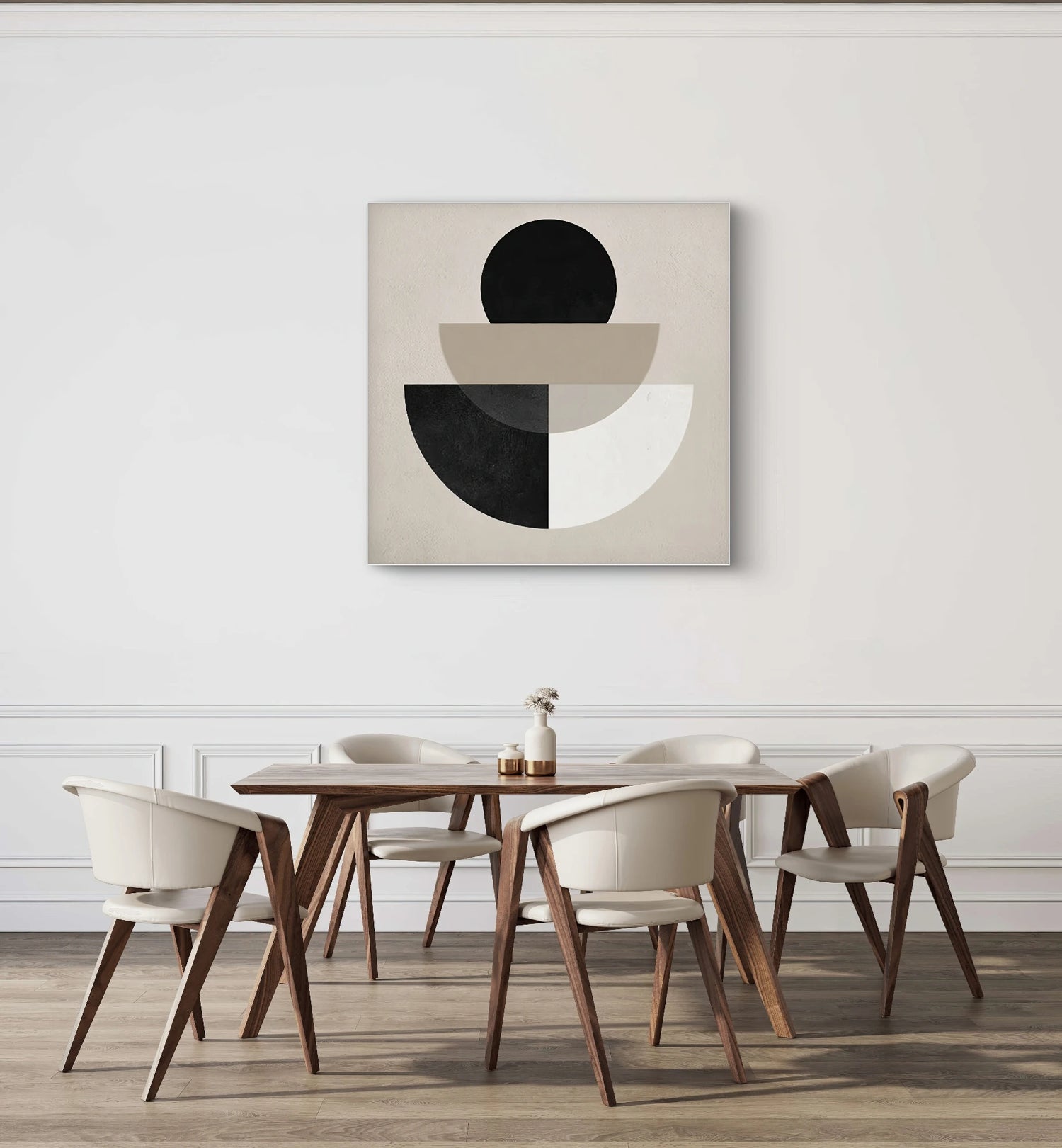 Geometrisch kunstwerk in zwart, wit en beige aan de muur boven een houten eettafel met zes designstoelen in een modern interieur
