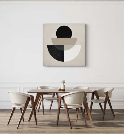 Geometrisch kunstwerk in zwart, wit en beige aan de muur boven een houten eettafel met zes designstoelen in een modern interieur

