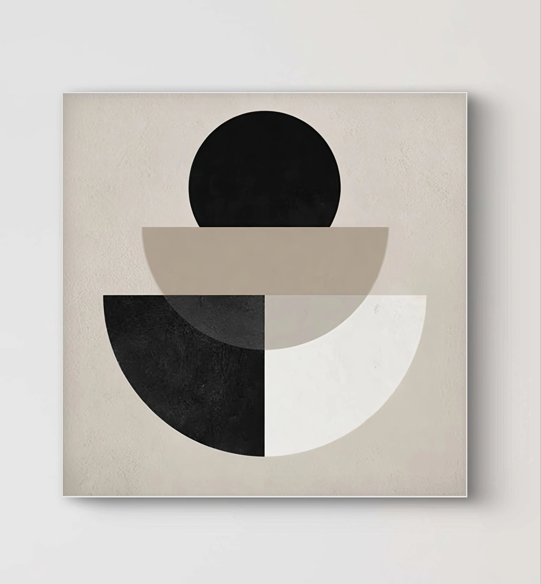 Detail van abstract kunstwerk met cirkel- en halve cirkelvormen in zwart, wit, beige en grijs op een neutrale achtergrond
