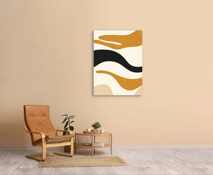 Abstracte wandkunst in warme golvende lijnen boven leren stoel in rustgevende zithoek
