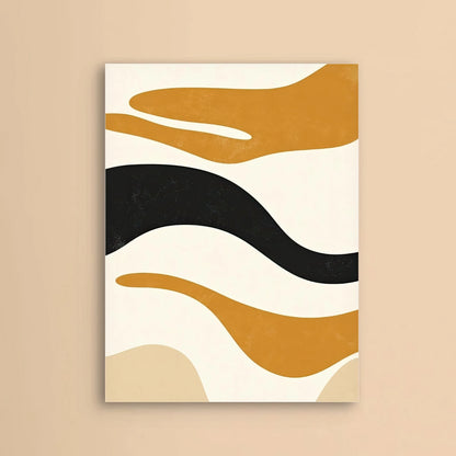 Detail van abstracte golven in okergeel, zwart en zandkleur op lichte achtergrond
