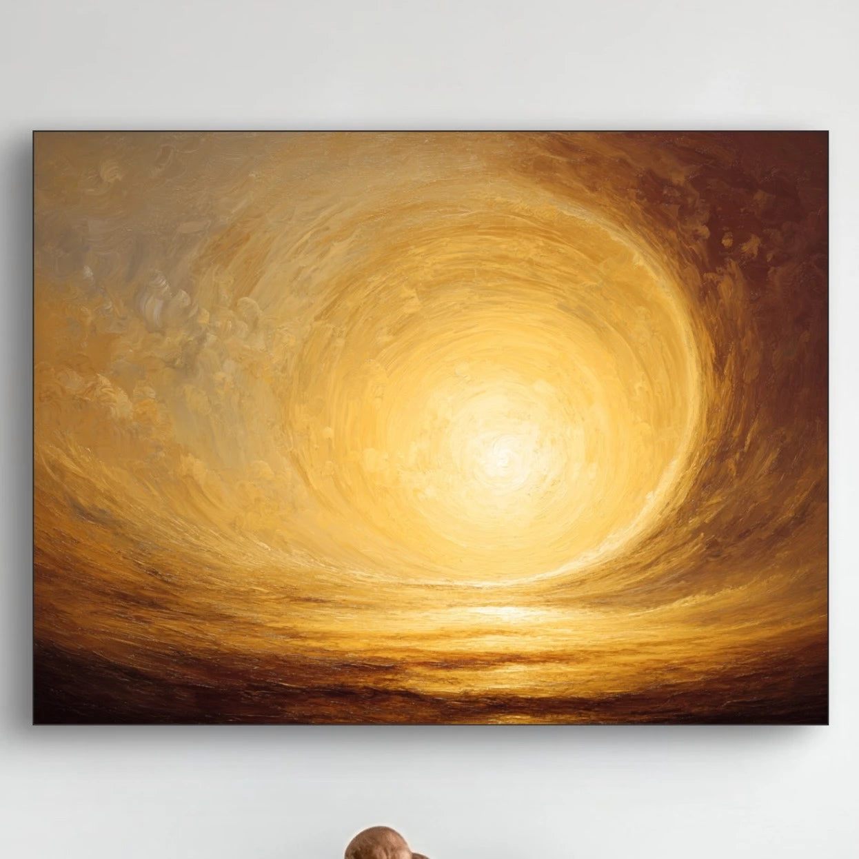 Detail van penseelstreken in goud en bruin met wervelende structuur
