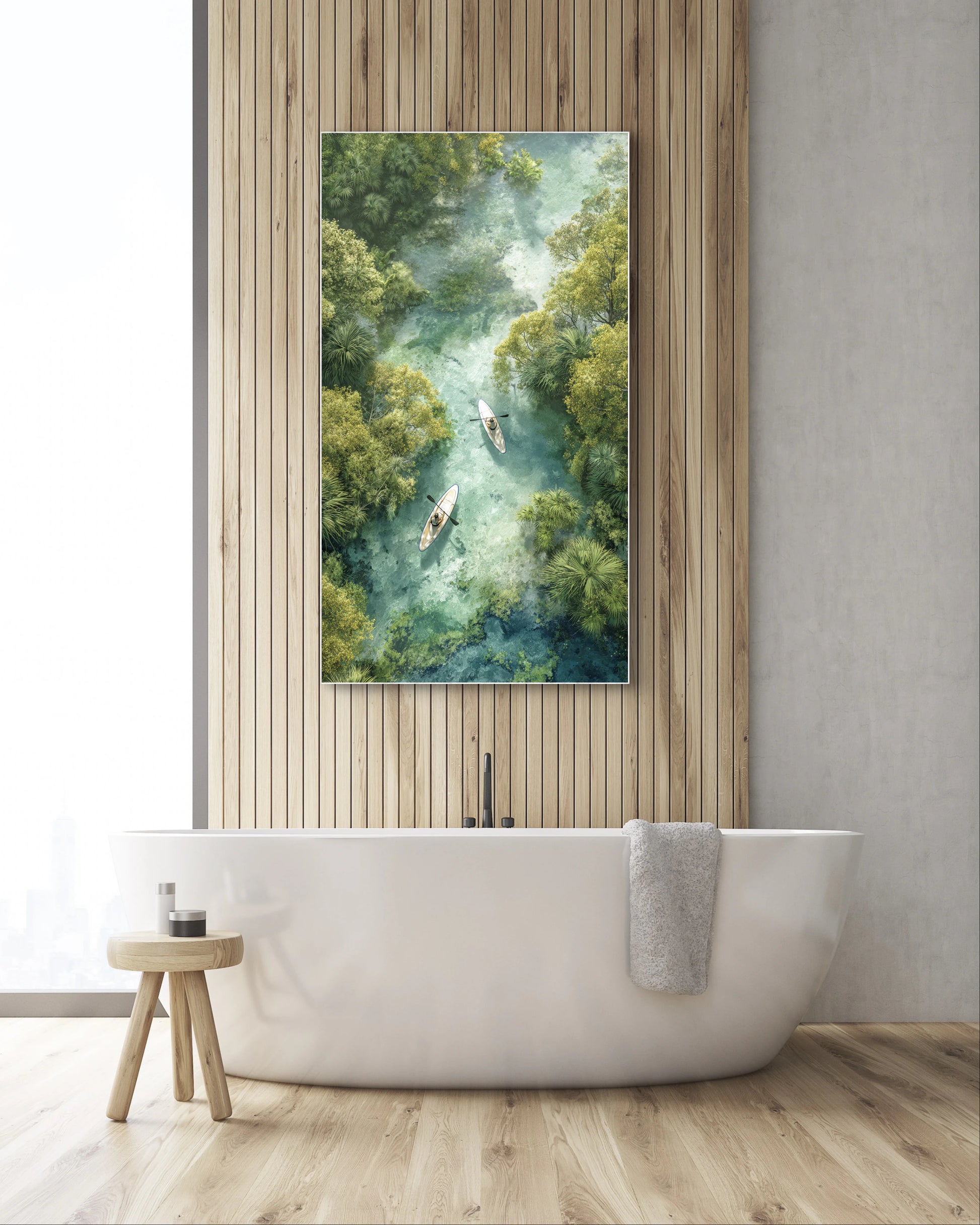Landschapskunstwerk met kano’s op helder water boven een bad in een moderne badkamer met houten wanden