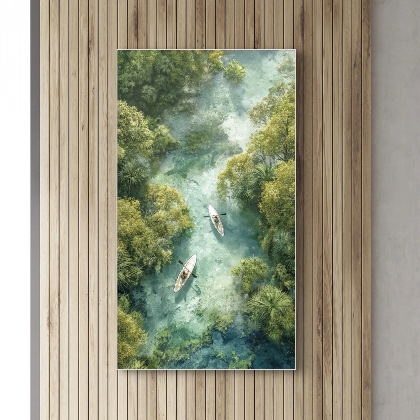 Detail van kunstwerk met twee kano’s op blauwgroen water omringd door bomen
