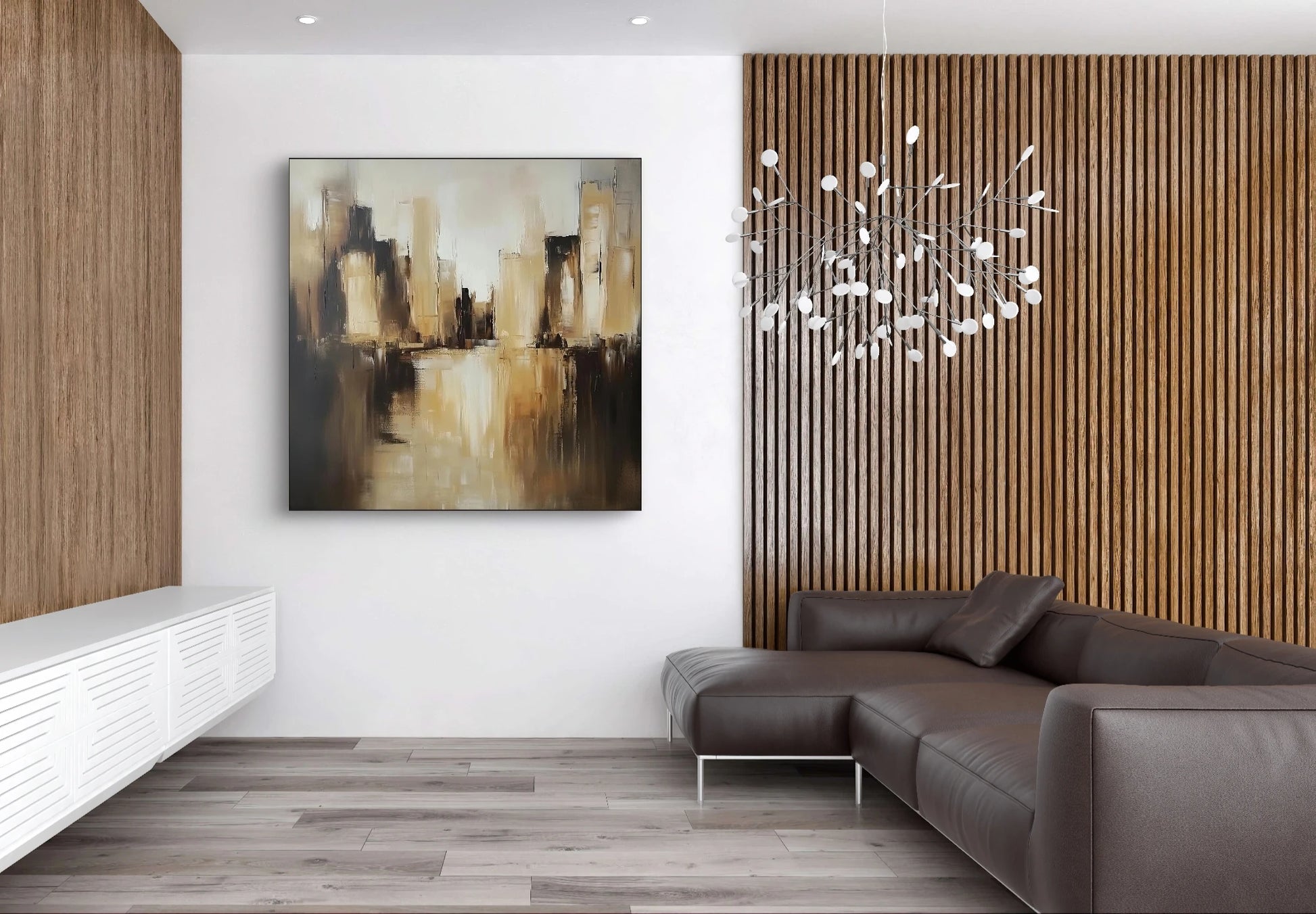Abstracte stadsschilderij in warme tinten boven moderne bruine bank met houten wand
