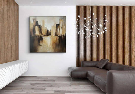 Abstracte stadsschilderij in warme tinten boven moderne bruine bank met houten wand
