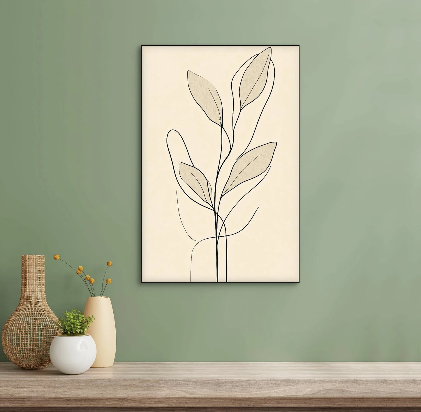 Lijntekening van een plant in zwarte inkt aan een groene muur boven een houten kastje met vazen en een rotan vaas
