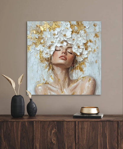 Textielkunstwerk Witte Bloei boven een donker houten kast in een elegant interieur met goudaccenten
