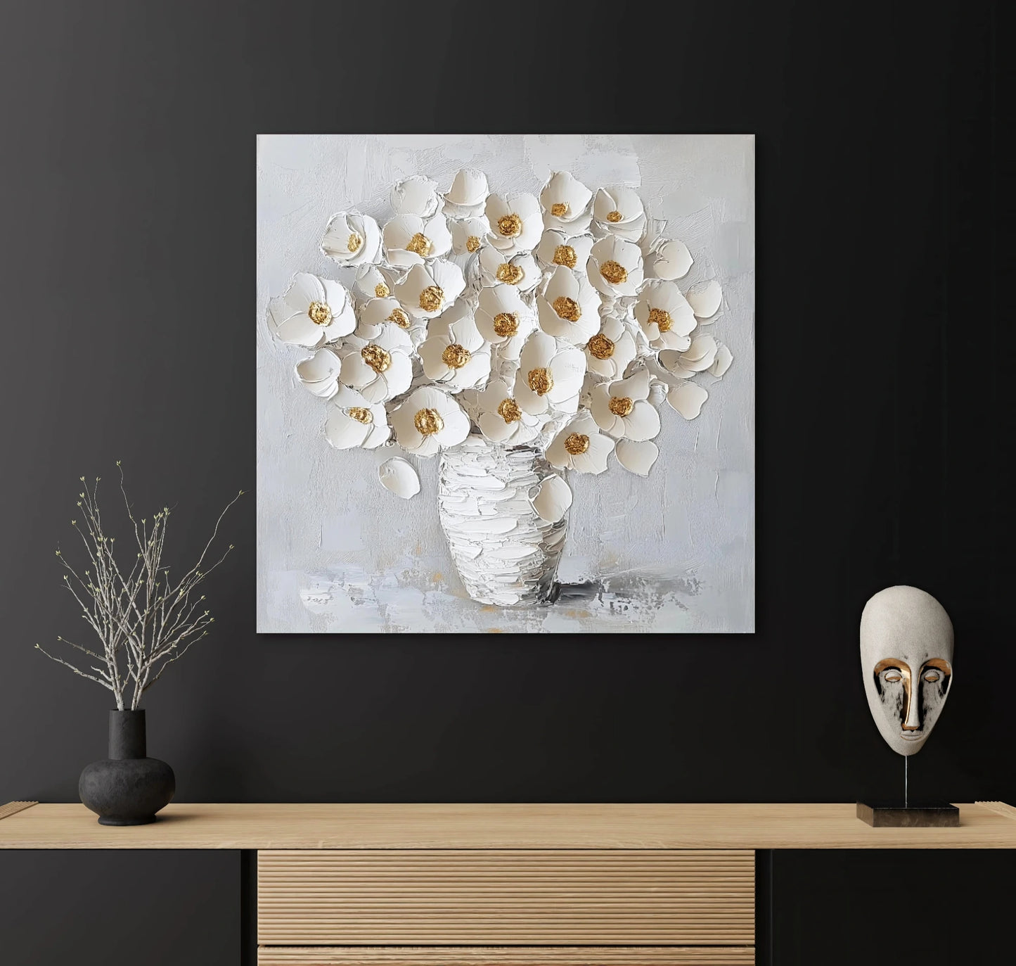 Kunstwerk “Witte Weelde” boven een houten kast tegen een zwarte muur, met vaas en sculptuur als decor
