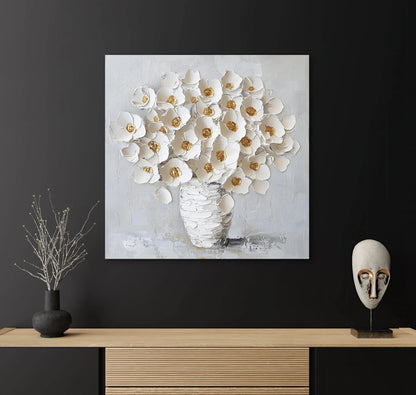 Kunstwerk “Witte Weelde” boven een houten kast tegen een zwarte muur, met vaas en sculptuur als decor
