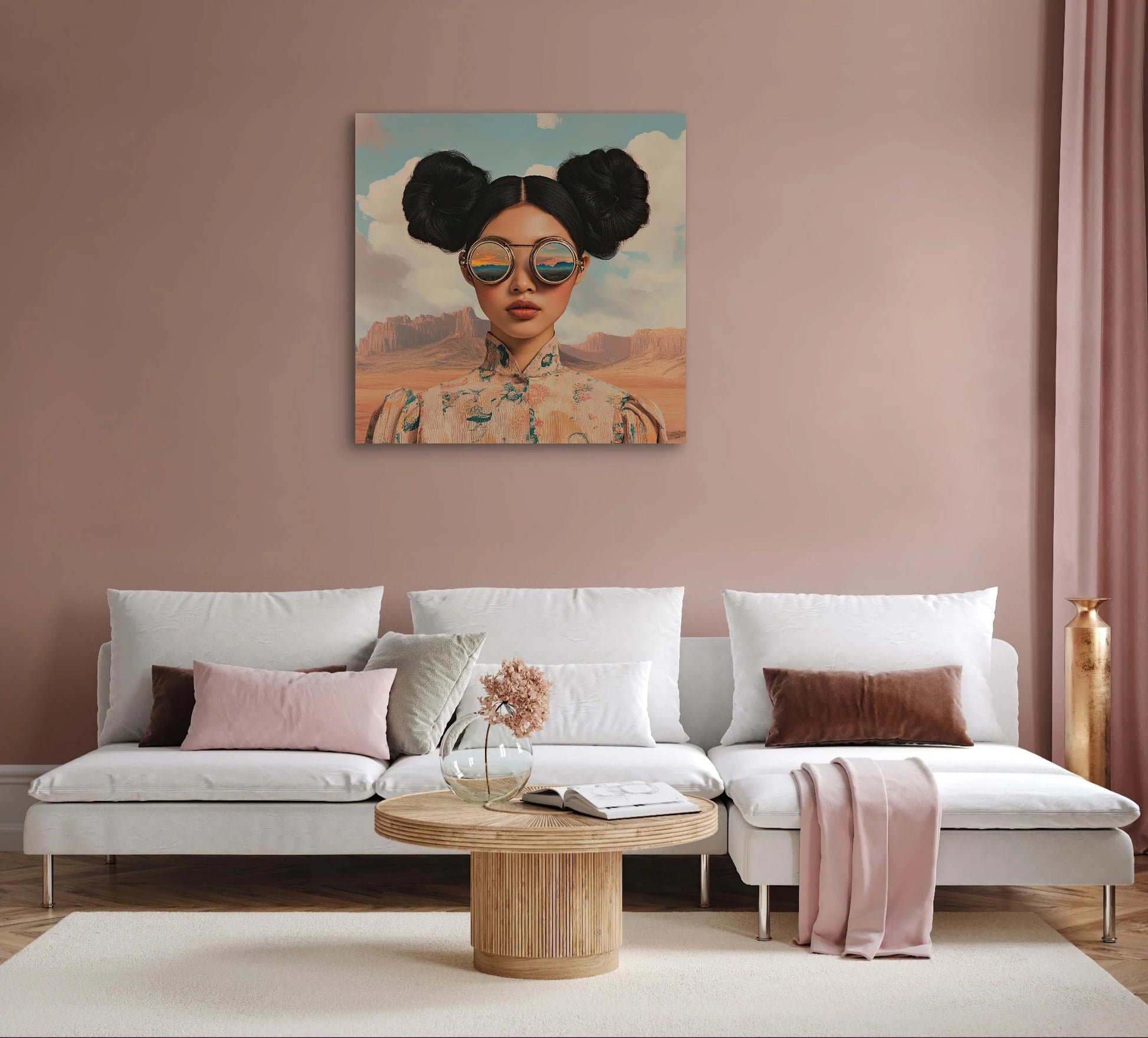 Textielkunstwerk Woestijnvisie boven een witte bank met roze muur in een modern interieur
