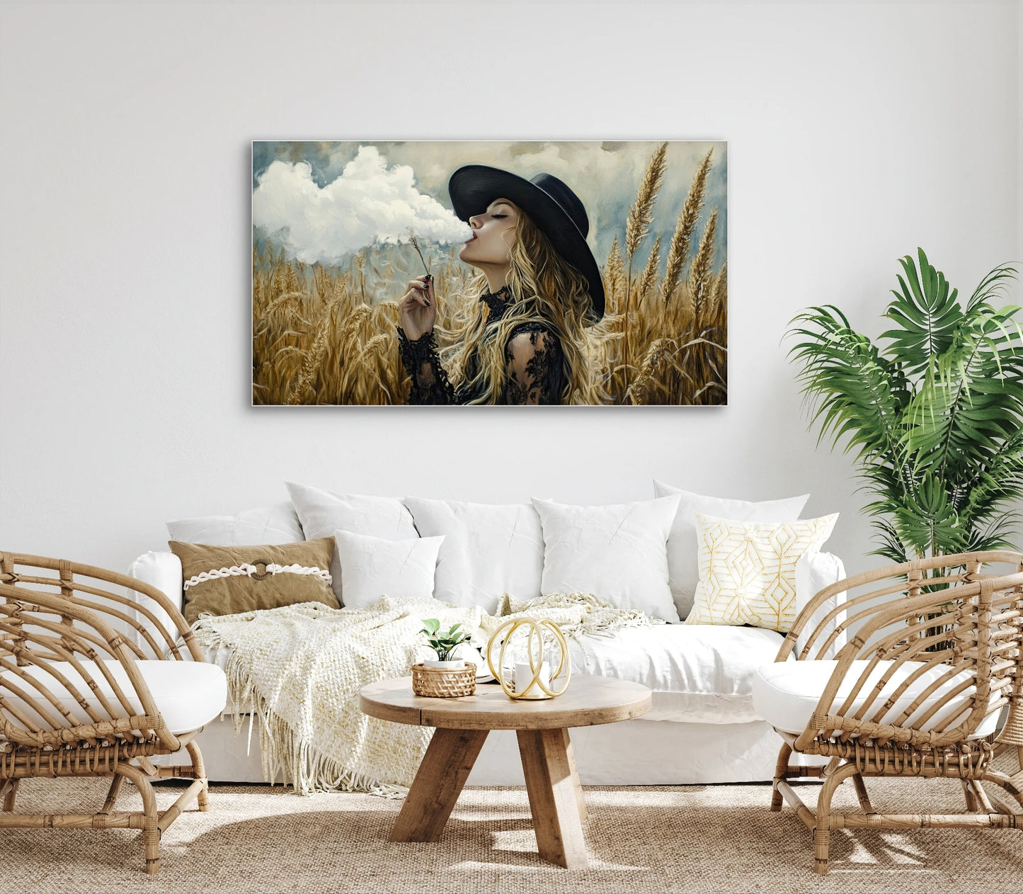 Textielkunstwerk Wolkendroom boven witte bank in een naturel interieur met rotan accenten
