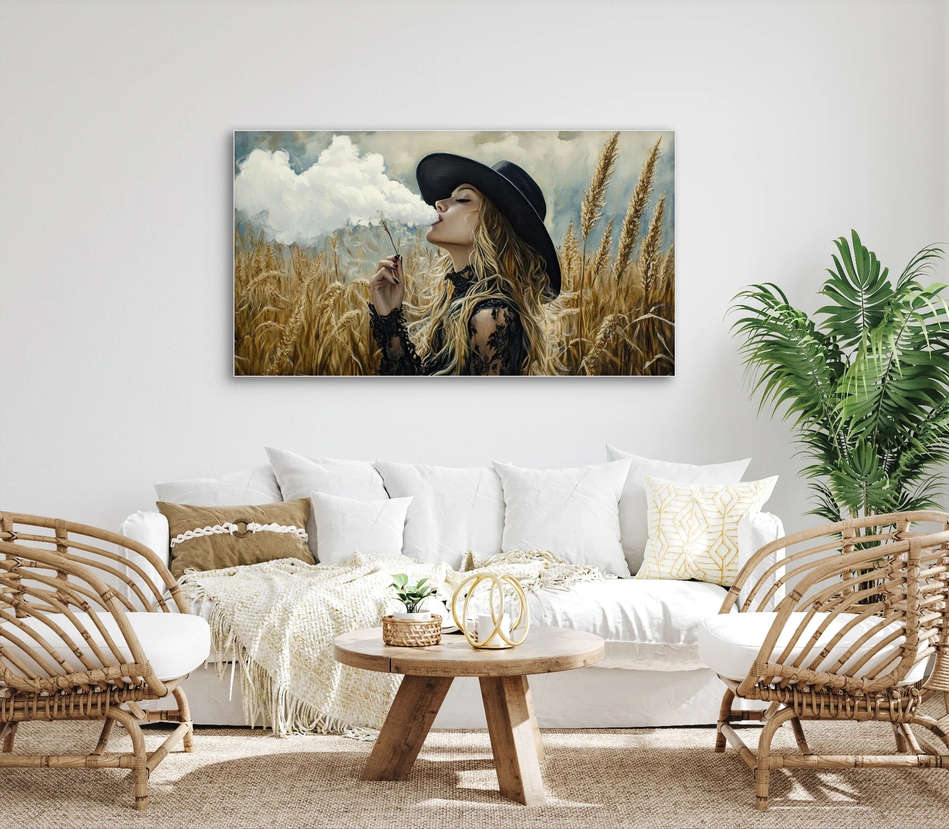 Textielkunstwerk Wolkendroom boven witte bank in een naturel interieur met rotan accenten
