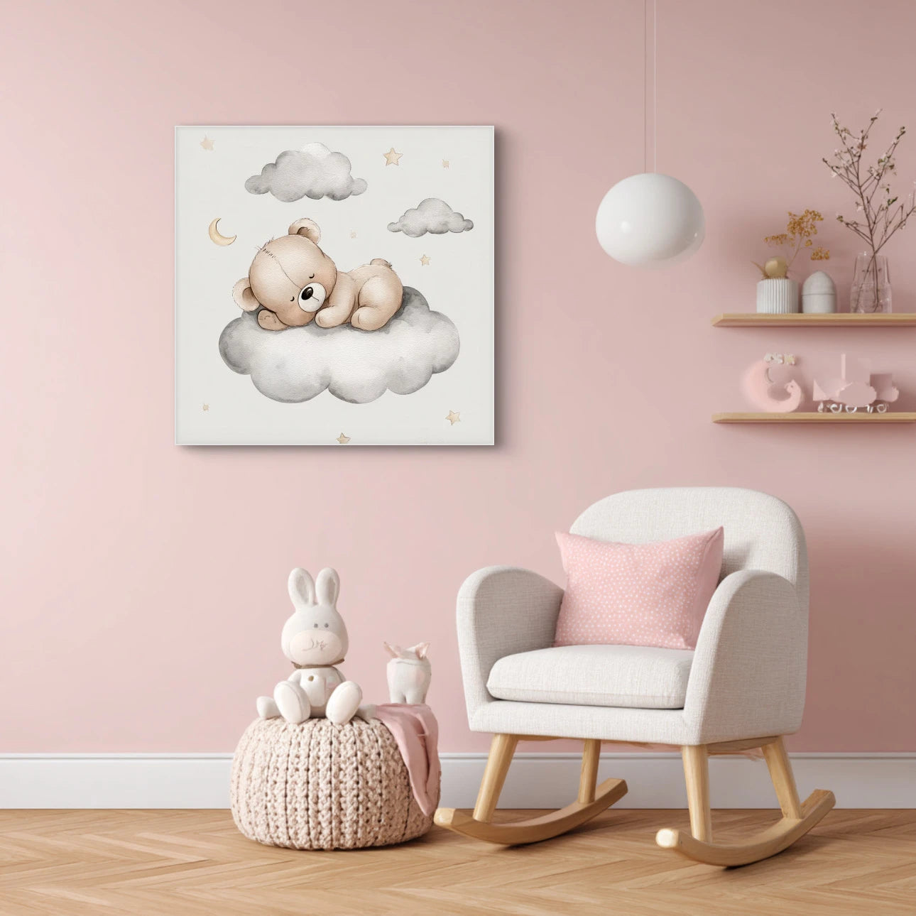 Kinderkamer met kunstwerk van slapend beertje op grijze wolk met sterren en maan  
