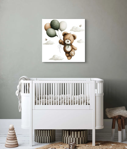 Kinderkamer met kunstwerk van beertje dat vliegt met ballonnen tussen de wolken  
