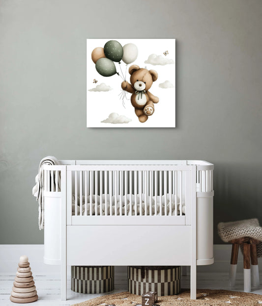 Kinderkamer met kunstwerk van beertje dat vliegt met ballonnen tussen de wolken  
