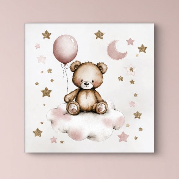 Detail van schattig beertje met ballon, zittend op wolk tussen sterren en manen  
