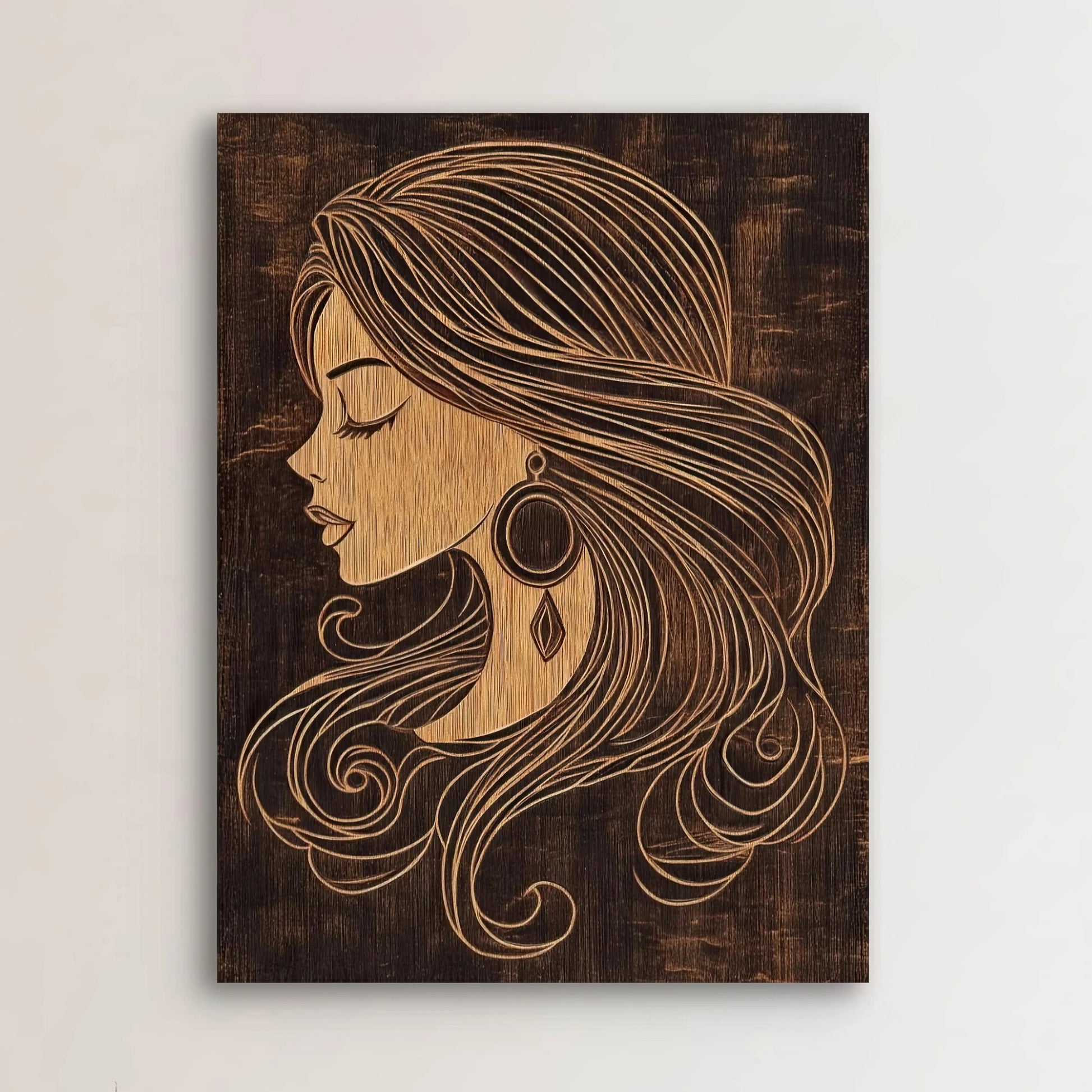 Detail van Wooden Grace met fijn lijnenspel van vrouwengezicht en sierlijk haar
