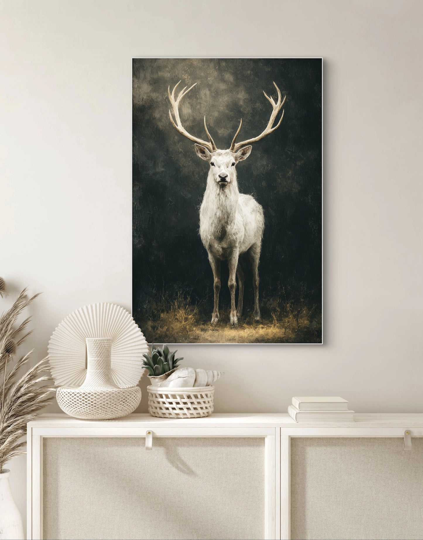 Woudkroon met wit hert en wijd gewei tegen donkere achtergrond  