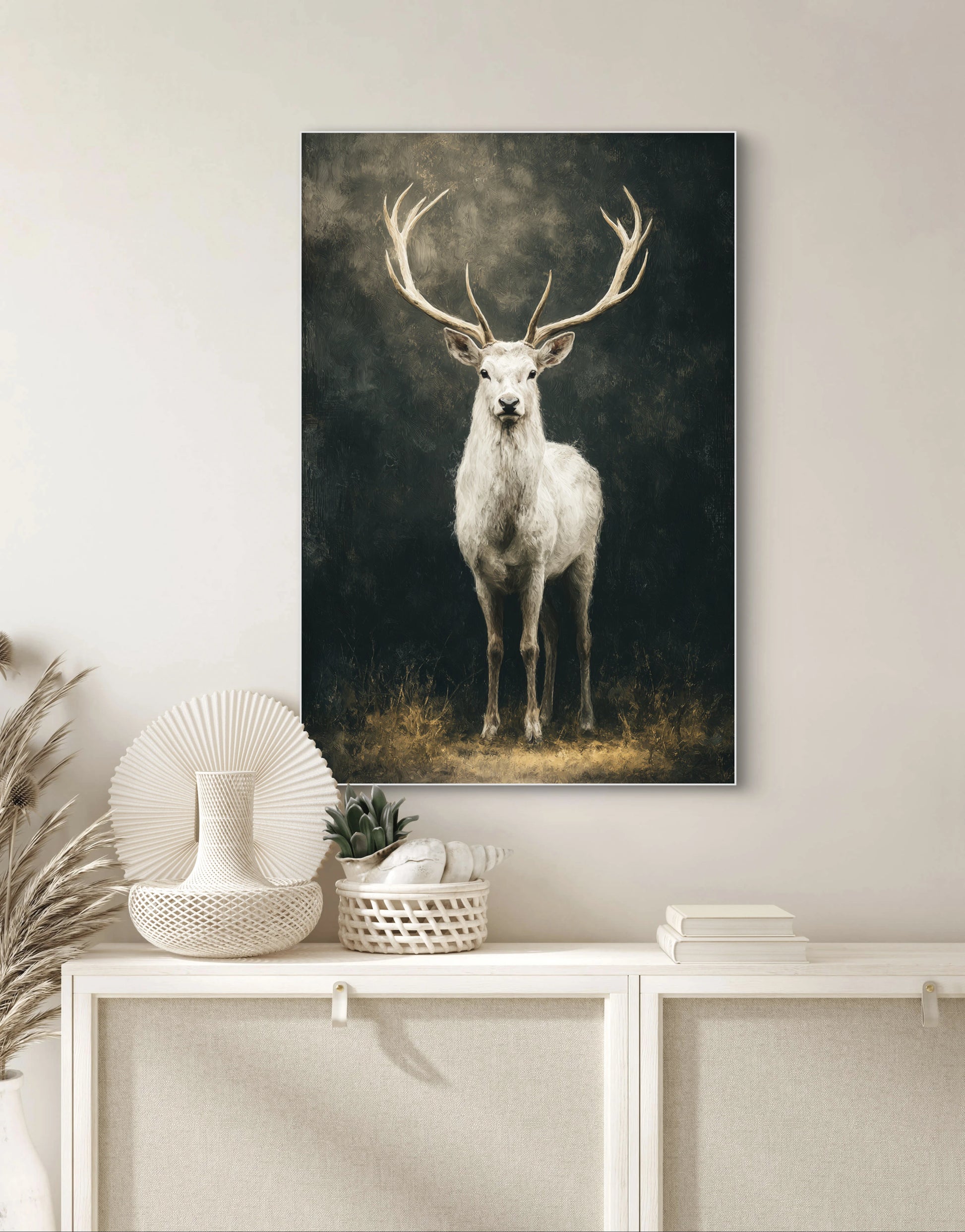 Woudkroon met wit hert en wijd gewei tegen donkere achtergrond  