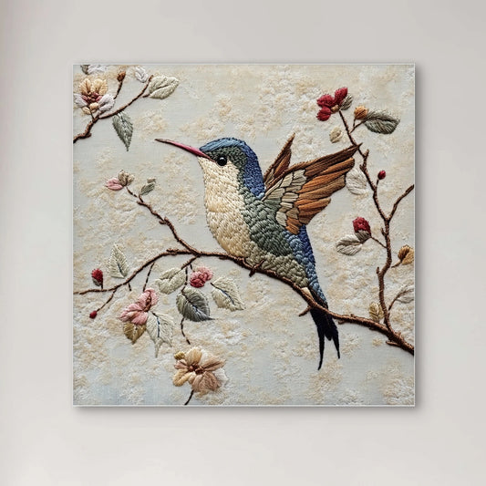 Detail van kolibrie met blauwe en bruine veren op bloeiende tak met geborduurde textuur
