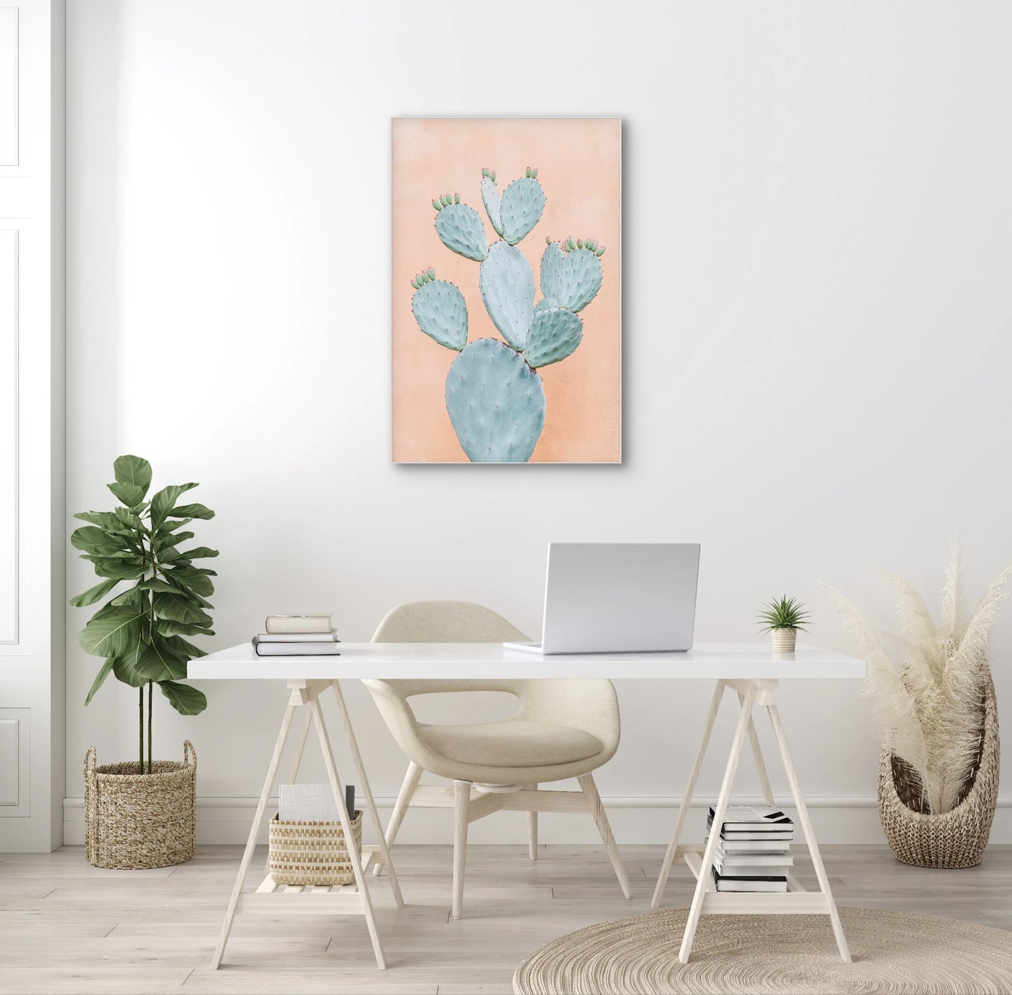 Textielkunstwerk met cactus op perzikkleurige achtergrond aan de muur in een lichte moderne werkkamer
