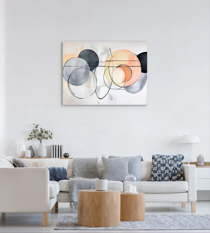 Minimalistisch schilderij met zachte cirkels boven een lichte bank in Scandinavisch interieur
